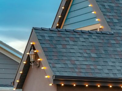 Outdoor,Christmas,Lights,On,The,Roof,Of,A,Home